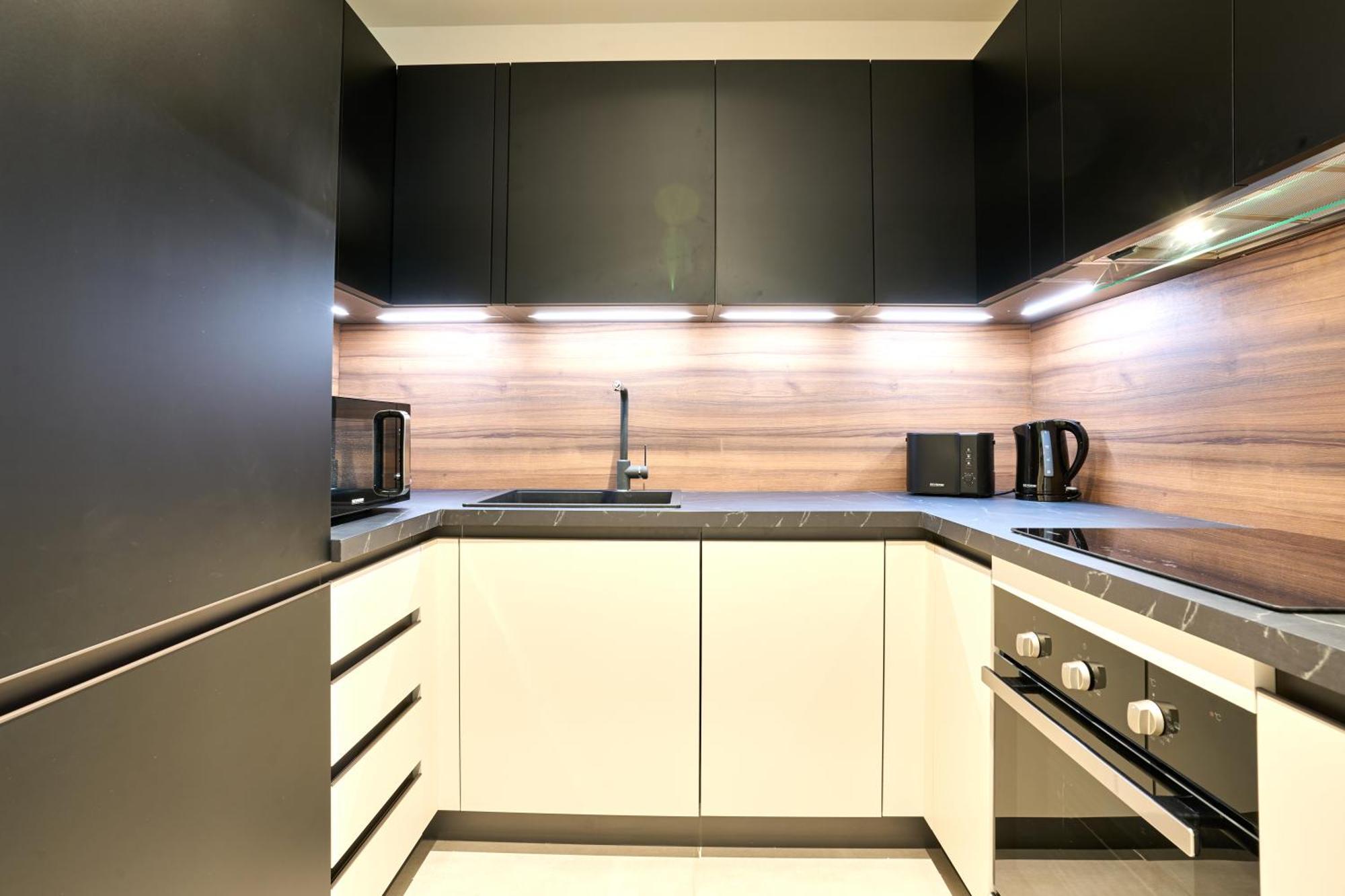 Luxury With Panoramic Sea Views In Mercury Towers *