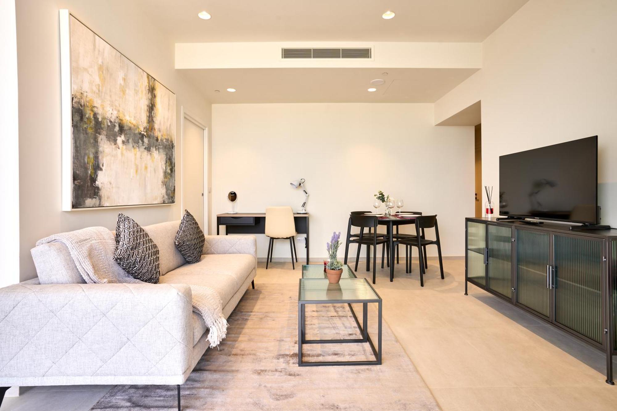 Luxury With Panoramic Sea Views In Mercury Towers *