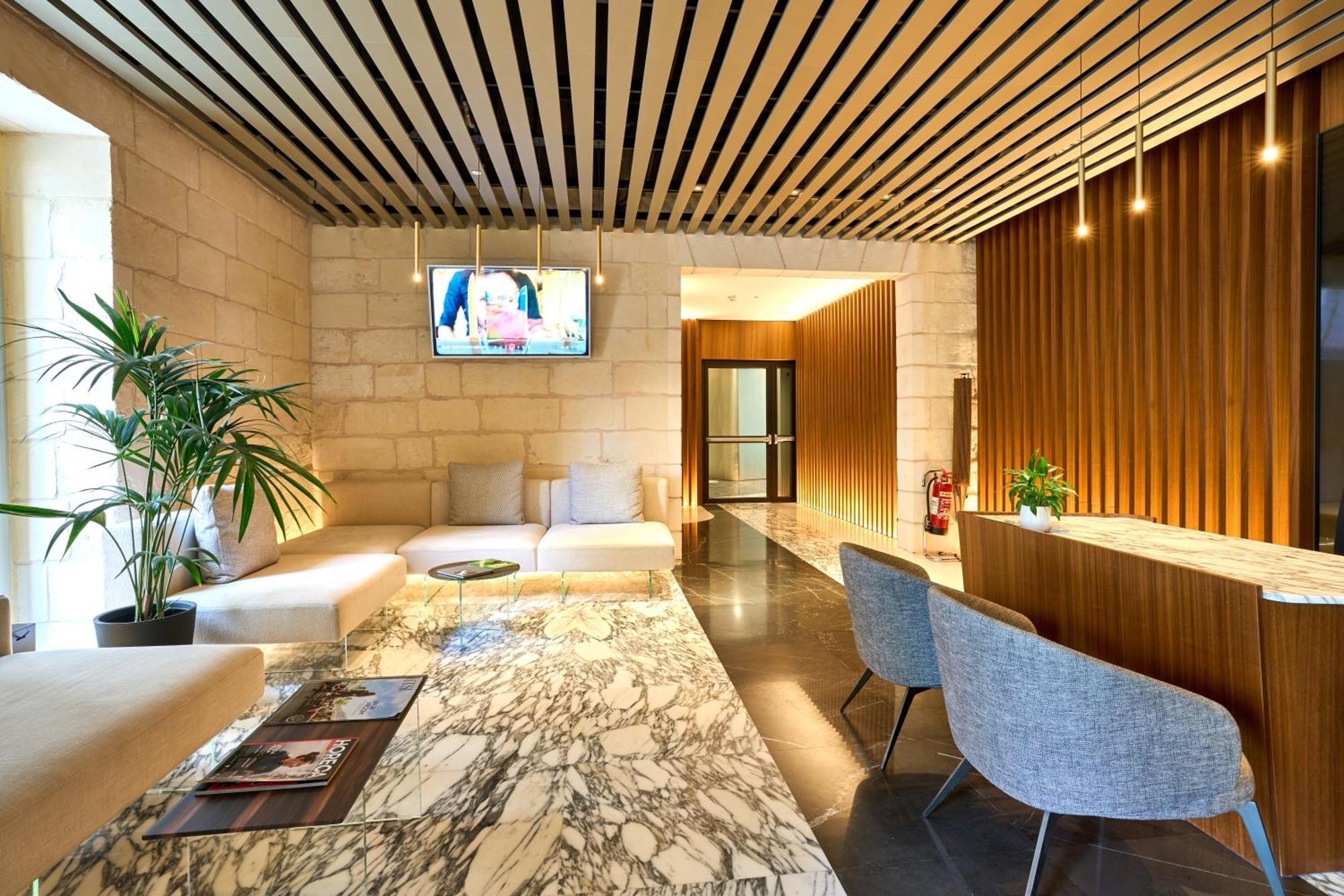 Luxury With Panoramic Sea Views In Mercury Towers *